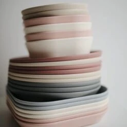 Mushie - Kinderservies Borden Vierkant (Set Van 2) - Borden - Sage -Skimask 1200x1200 3509