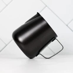 Melkopschuimkannetje Essentials - Zwart - 350ml - Melkkannetje Opschuim - Melkkannetje RVS - Melkkan 9 Melkopschuimkannetje Essentials - Zwart - 350ml - Melkkannetje Opschuim - Melkkannetje RVS - Melkkan -Skimask 1200x1200 3541