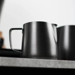 Melkopschuimkannetje Essentials - Zwart - 350ml - Melkkannetje Opschuim - Melkkannetje RVS - Melkkan 10 Melkopschuimkannetje Essentials - Zwart - 350ml - Melkkannetje Opschuim - Melkkannetje RVS - Melkkan -Skimask 1200x1200 3542