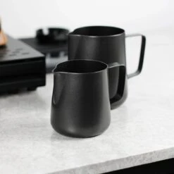 Melkopschuimkannetje Essentials - Zwart - 350ml - Melkkannetje Opschuim - Melkkannetje RVS - Melkkan 11 Melkopschuimkannetje Essentials - Zwart - 350ml - Melkkannetje Opschuim - Melkkannetje RVS - Melkkan -Skimask 1200x1200 3543