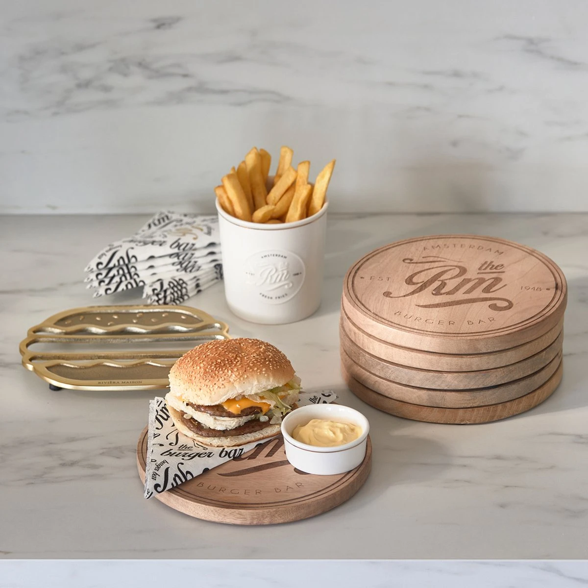 Riviera Maison Serveerplank Rond Hout Voor Hamburger - Amsterdam Burger Bar Serving Board - Bruin - Mangohout - 1 Stuk 5 Riviera Maison Serveerplank Rond Hout Voor Hamburger - Amsterdam Burger Bar Serving Board - Bruin - Mangohout - 1 Stuk - Afbeelding 3