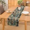 De Groen Home Bedrukt Velvet Textiel Tafelloper - Bloemen Op Licht Blauw - Fluweel - Runner 45x220