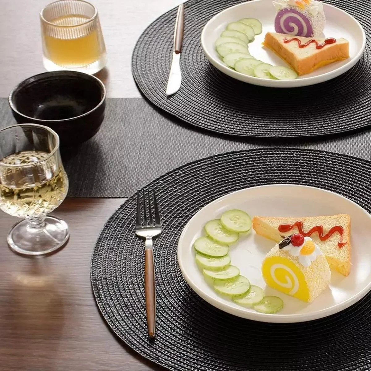 Merkloos Placemats - Rond - 38 Cm - 4 Stuks - Onderlegger - Hitte Bestendig - Donker Grijs - Luxe Uitstraling 8 Merkloos Placemats - Rond - 38 Cm - 4 Stuks - Onderlegger - Hitte Bestendig - Donker Grijs - Luxe Uitstraling - Afbeelding 6