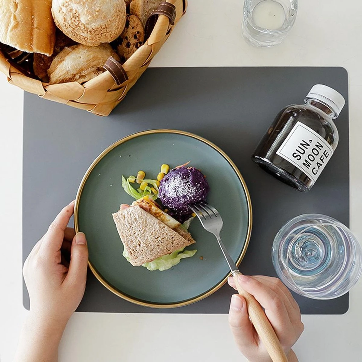 Placemats Van Sophie Nordinn® - Placemat Vaxjo (Turquiose) - Placemats Kunststof - Set 4 Stuks - 30x40 Cm 6 Placemats Van Sophie Nordinn® - Placemat Vaxjo (Turquiose) - Placemats Kunststof - Set 4 Stuks - 30x40 Cm - Afbeelding 4