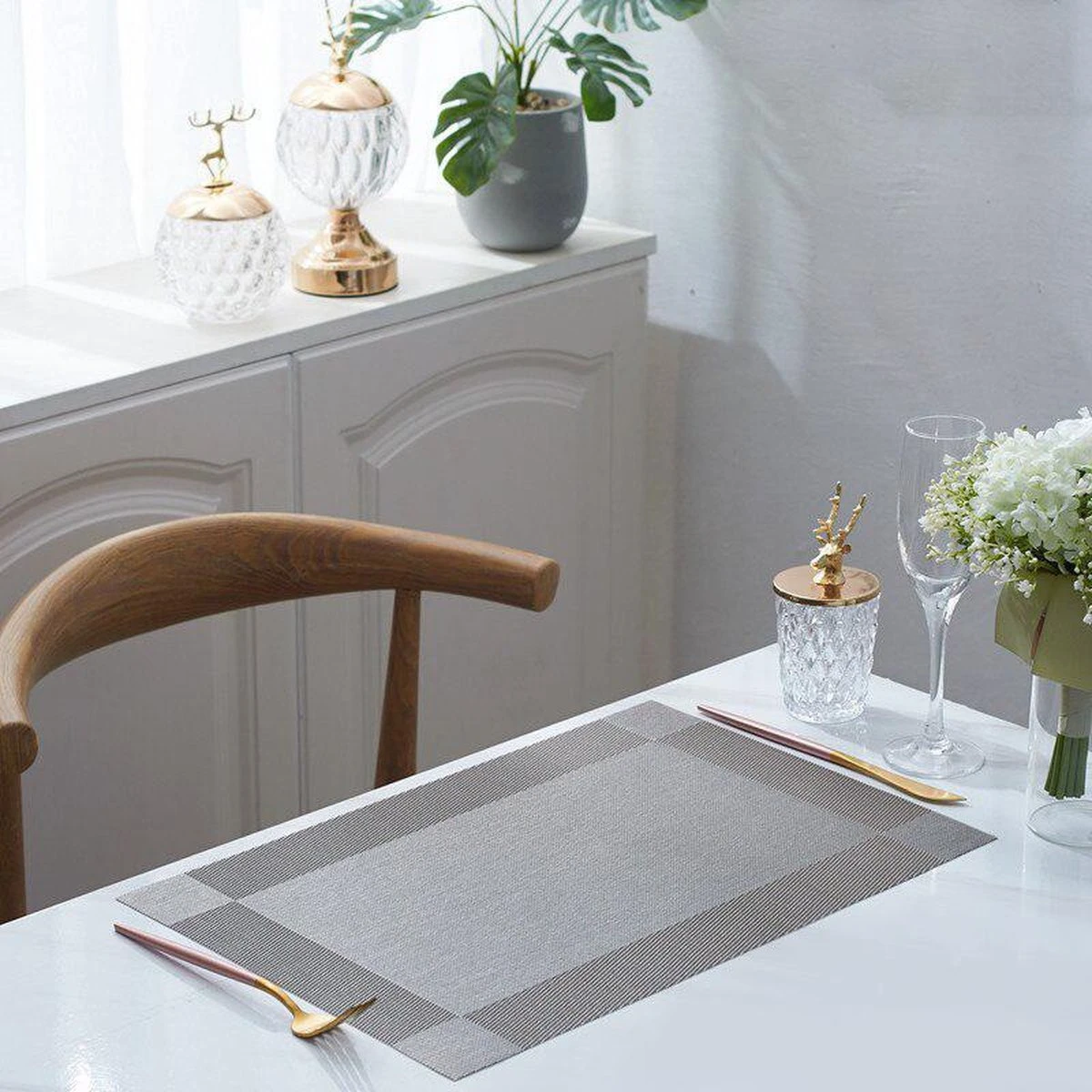 Vitamo™ Duurzame Placemats 4 Stuks - Hittebestendig - Makkelijk Schoon - Fijngeweven PVC - 30 X 45cm - Metallic Grijs 4 Vitamo™ Duurzame Placemats 4 Stuks - Hittebestendig - Makkelijk Schoon - Fijngeweven PVC - 30 X 45cm - Metallic Grijs - Afbeelding 2