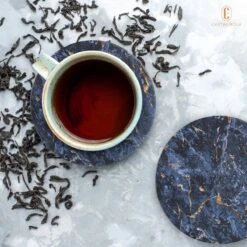 Castagnola Keramische Onderzetters Met Houder – Onderzetters Voor Glazen – Onderzetters Design – Onderzettersset – Drink Onderzetters – Keramisch – Kurk – Set Van 6 – Blauw/Goud 17 Castagnola Keramische Onderzetters Met Houder – Onderzetters Voor Glazen – Onderzetters Design – Onderzettersset – Drink Onderzetters – Keramisch – Kurk – Set Van 6 – Blauw/Goud -Skimask 1200x1200 4531