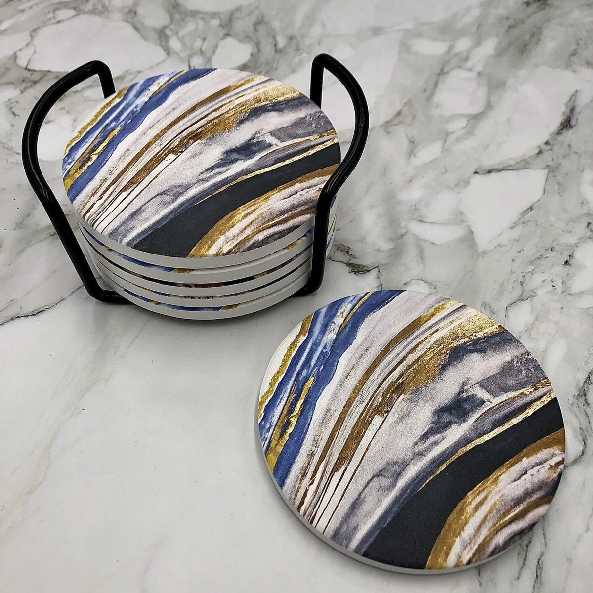 Maison Extravagante - Luxe Onderzetters 'Nordic' Voor Glazen En Mokken - Set Van 6 - Inclusief Zwarte Metalen Houder - Keramische Onderzetters - Anti-slip - Rond 5 Maison Extravagante - Luxe Onderzetters 'Nordic' Voor Glazen En Mokken - Set Van 6 - Inclusief Zwarte Metalen Houder - Keramische Onderzetters - Anti-slip - Rond - Afbeelding 3