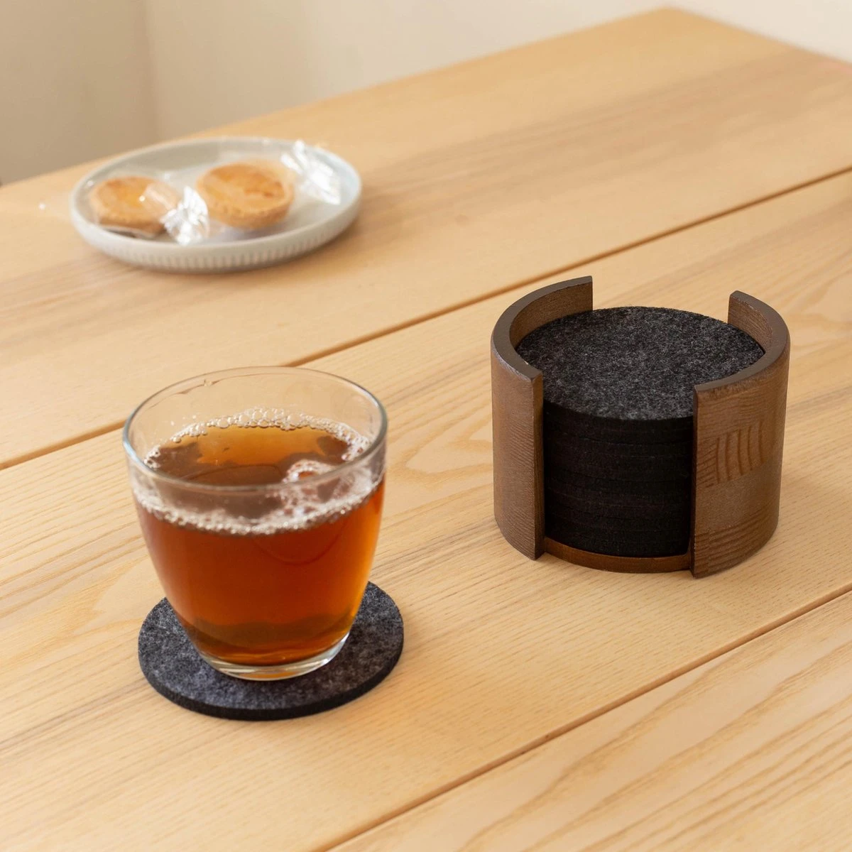 Vilten Onderzetters - 12 Stuks - Bruine Houten Houder - Duurzame Kwaliteit - Hittebestendig - Absorberend 3 Vilten Onderzetters - 12 Stuks - Bruine Houten Houder - Duurzame Kwaliteit - Hittebestendig - Absorberend