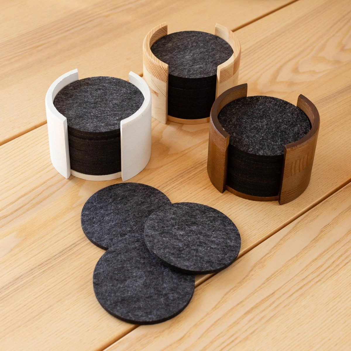 Vilten Onderzetters - 12 Stuks - Bruine Houten Houder - Duurzame Kwaliteit - Hittebestendig - Absorberend 4 Vilten Onderzetters - 12 Stuks - Bruine Houten Houder - Duurzame Kwaliteit - Hittebestendig - Absorberend - Afbeelding 2