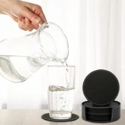 Vaja Trends Luxe Leren Onderzetters Voor Glazen - Met Houder - Set Van 10 - Zwart - Waterafstotend En Hittebestendig 18 Vaja Trends Luxe Leren Onderzetters Voor Glazen - Met Houder - Set Van 10 - Zwart - Waterafstotend En Hittebestendig -Skimask 1200x1200 4663