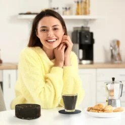 Castagnola Lederen Onderzetters Met Houder – Onderzetters Voor Glazen – Onderzetters Design – Onderzettersset – Drink Onderzetters – Leder – Leren Onderzetters – Set Van 6 – Zwart/Goud 12 Castagnola Lederen Onderzetters Met Houder – Onderzetters Voor Glazen – Onderzetters Design – Onderzettersset – Drink Onderzetters – Leder – Leren Onderzetters – Set Van 6 – Zwart/Goud -Skimask 1200x1200 4690