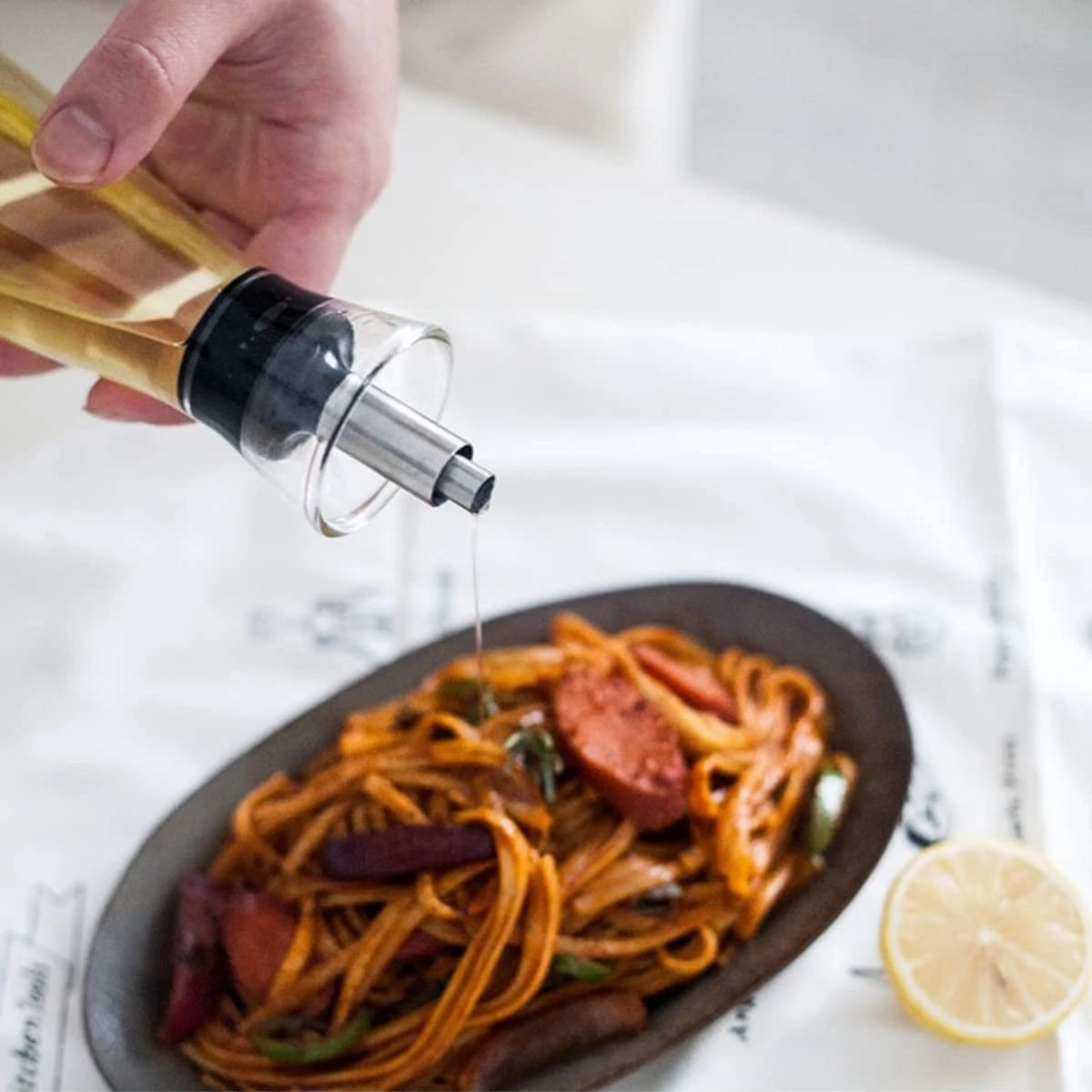 House Of Husk® Glazen Olie Dispenser Met Schenktuit - 500 Ml - Borosilicaat - Olie En Azijn Fles - Luchtdicht 7 House Of Husk® Glazen Olie Dispenser Met Schenktuit - 500 Ml - Borosilicaat - Olie En Azijn Fles - Luchtdicht - Afbeelding 5