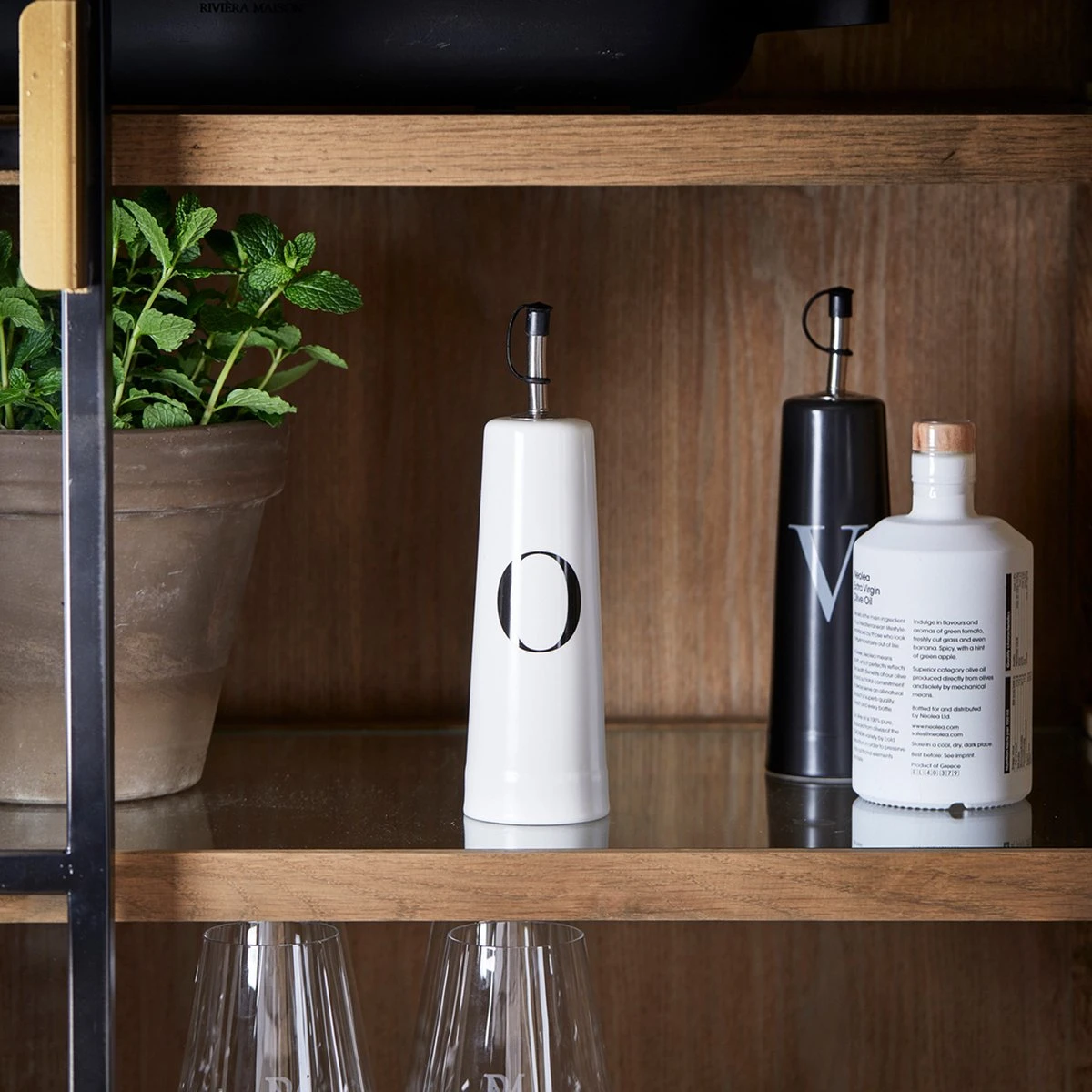 Riviera Maison Oliefles Met Schenktuit - Lancaster Vinegar Bottle - Wit 4 Riviera Maison Oliefles Met Schenktuit - Lancaster Vinegar Bottle - Wit - Afbeelding 2