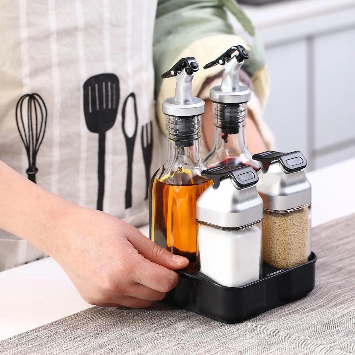 Merkloos Decopatent® Olie En Azijnstel SET Met RVS Schenktuit In Houder - Inhoud 1x Oliefles 1x Azijnfles Van Glas & 2x Specerijen Potjes 3 Merkloos Decopatent® Olie En Azijnstel SET Met RVS Schenktuit In Houder - Inhoud 1x Oliefles 1x Azijnfles Van Glas & 2x Specerijen Potjes