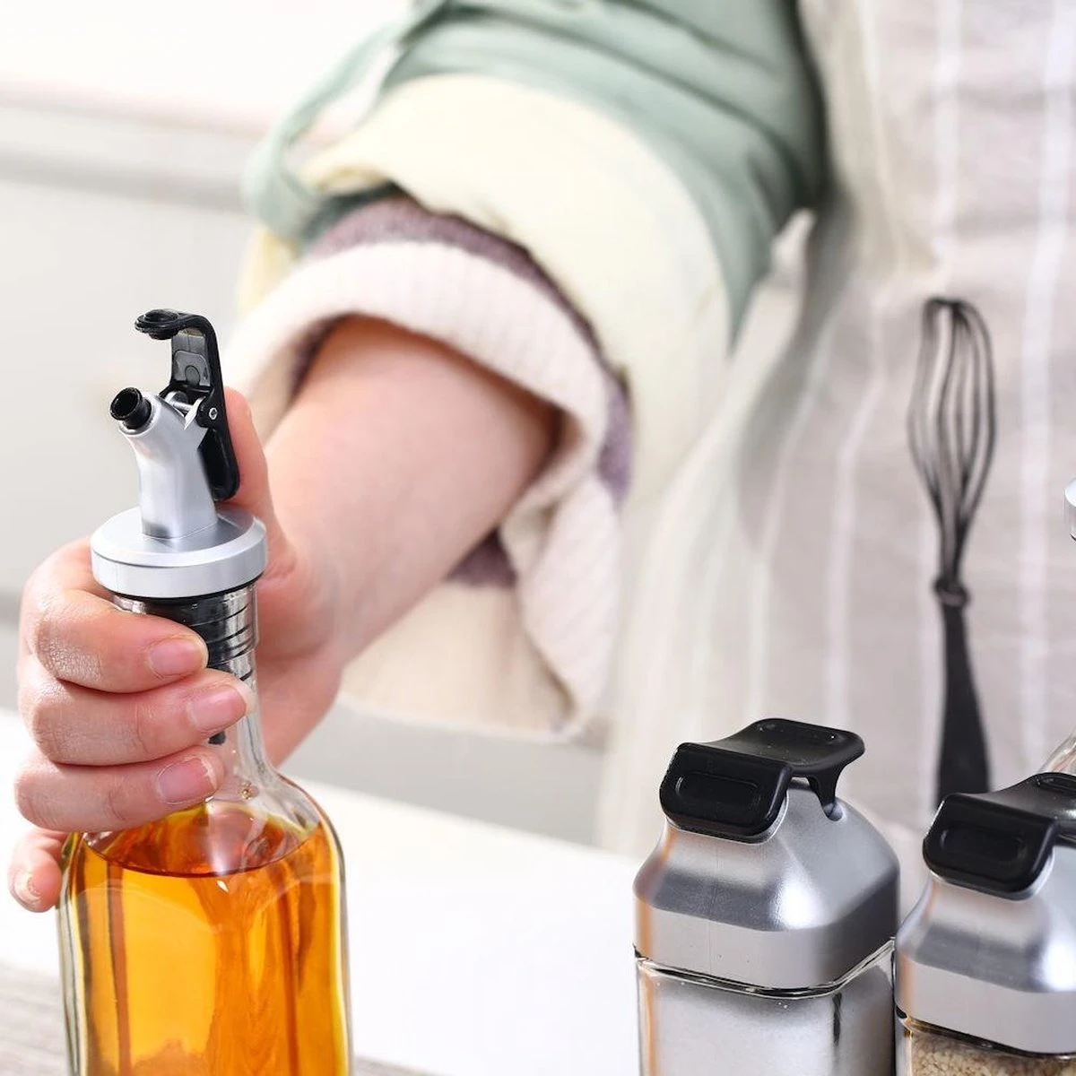 Merkloos Decopatent® Olie En Azijnstel SET Met RVS Schenktuit In Houder - Inhoud 1x Oliefles 1x Azijnfles Van Glas & 2x Specerijen Potjes 8 Merkloos Decopatent® Olie En Azijnstel SET Met RVS Schenktuit In Houder - Inhoud 1x Oliefles 1x Azijnfles Van Glas & 2x Specerijen Potjes - Afbeelding 6