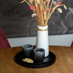 QUVIO Houten Dienblad Rond - Dienblad - Dienbladen - Decoratieve Dienbladen - Design Presenteerblad - Sierschaal - Decoratieschaal - Tapasplank - Serveerschaal - Hout - Diameter 24 Cm - Zwart -Skimask 1200x1200 5049