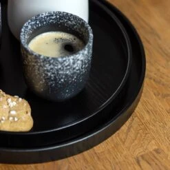 QUVIO Houten Dienblad Rond - Dienblad - Dienbladen - Decoratieve Dienbladen - Design Presenteerblad - Sierschaal - Decoratieschaal - Tapasplank - Serveerschaal - Hout - Diameter 24 Cm - Zwart -Skimask 1200x1200 5050