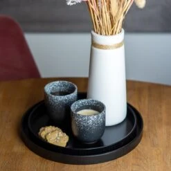 QUVIO Houten Dienblad Rond - Dienblad - Dienbladen - Decoratieve Dienbladen - Design Presenteerblad - Sierschaal - Decoratieschaal - Tapasplank - Serveerschaal - Hout - Diameter 24 Cm - Zwart -Skimask 1200x1200 5053