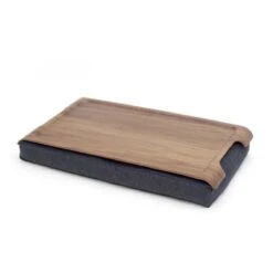 Bosign Laptray Mini (licht) Antislip, Schootkussen, Schoottafel, Laptoptafel Dienblad Met Kussen Walnoot Met Houten Bovenblad - 43 X 23 X 6,5 Cm -Skimask 1200x1200 5062