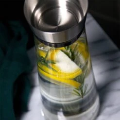 Krumble Karaf Van Glas - Waterkan - Met Deksel - 10,5 X 33 Cm (dxh) - 1,5 Liter - Glas En RVS -Skimask 1200x1200 5082