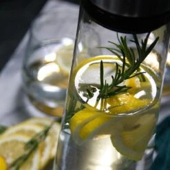 Krumble Karaf Van Glas - Waterkan - Met Deksel - 10,5 X 33 Cm (dxh) - 1,5 Liter - Glas En RVS -Skimask 1200x1200 5084