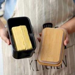 KitchenMonster® Botervloot Met Botermes - 600 Ml Botervlootje Vershouddoos Van Porselein En Bamboe - Botervloot Met Deksel Zwart -Skimask 1200x1200 5153