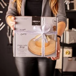 Boska Kaaskruller Amigo - Tete De Moine Kaaskruller - Tete De Moine - Chocoladekruller - 222 X 222 X 143 Mm - Keukengerei - Keuken Accessoires - 10 Jaar Garantie -Skimask 1200x1200 651