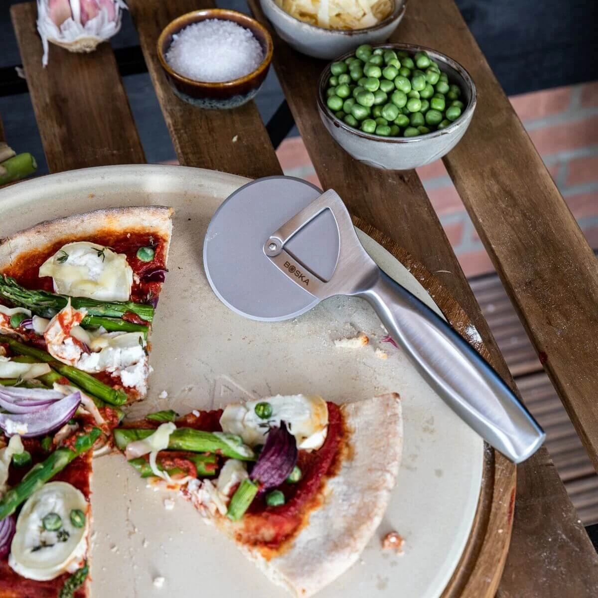 Boska Pizzasnijder Monaco+ - Pizzaroller - RVS - Ergonomische Pizzasnijder - Cadeauverpakking - Giftbox - Cadeautips Voor Mannen - Keukengerei - Keuken Accessoires - Levenslange Garantie 6 Boska Pizzasnijder Monaco+ - Pizzaroller - RVS - Ergonomische Pizzasnijder - Cadeauverpakking - Giftbox - Cadeautips Voor Mannen - Keukengerei - Keuken Accessoires - Levenslange Garantie - Afbeelding 4