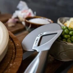 Boska Pizzasnijder Monaco+ - Pizzaroller - RVS - Ergonomische Pizzasnijder - Cadeauverpakking - Giftbox - Cadeautips Voor Mannen - Keukengerei - Keuken Accessoires - Levenslange Garantie 21 Boska Pizzasnijder Monaco+ - Pizzaroller - RVS - Ergonomische Pizzasnijder - Cadeauverpakking - Giftbox - Cadeautips Voor Mannen - Keukengerei - Keuken Accessoires - Levenslange Garantie -Skimask 1200x1200 744