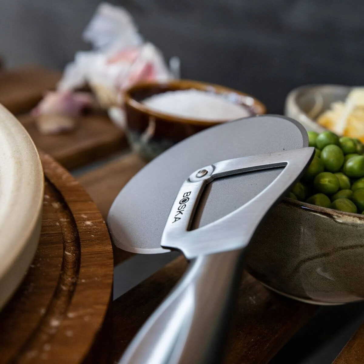 Boska Pizzasnijder Monaco+ - Pizzaroller - RVS - Ergonomische Pizzasnijder - Cadeauverpakking - Giftbox - Cadeautips Voor Mannen - Keukengerei - Keuken Accessoires - Levenslange Garantie 9 Boska Pizzasnijder Monaco+ - Pizzaroller - RVS - Ergonomische Pizzasnijder - Cadeauverpakking - Giftbox - Cadeautips Voor Mannen - Keukengerei - Keuken Accessoires - Levenslange Garantie - Afbeelding 7