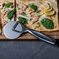 Boska Pizzasnijder Monaco+ - Pizzaroller - RVS - Ergonomische Pizzasnijder - Cadeauverpakking - Giftbox - Cadeautips Voor Mannen - Keukengerei - Keuken Accessoires - Levenslange Garantie 22 Boska Pizzasnijder Monaco+ - Pizzaroller - RVS - Ergonomische Pizzasnijder - Cadeauverpakking - Giftbox - Cadeautips Voor Mannen - Keukengerei - Keuken Accessoires - Levenslange Garantie -Skimask 1200x1200 745