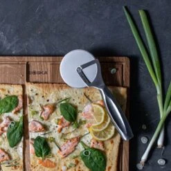 Boska Pizzasnijder Monaco+ - Pizzaroller - RVS - Ergonomische Pizzasnijder - Cadeauverpakking - Giftbox - Cadeautips Voor Mannen - Keukengerei - Keuken Accessoires - Levenslange Garantie 23 Boska Pizzasnijder Monaco+ - Pizzaroller - RVS - Ergonomische Pizzasnijder - Cadeauverpakking - Giftbox - Cadeautips Voor Mannen - Keukengerei - Keuken Accessoires - Levenslange Garantie -Skimask 1200x1200 746