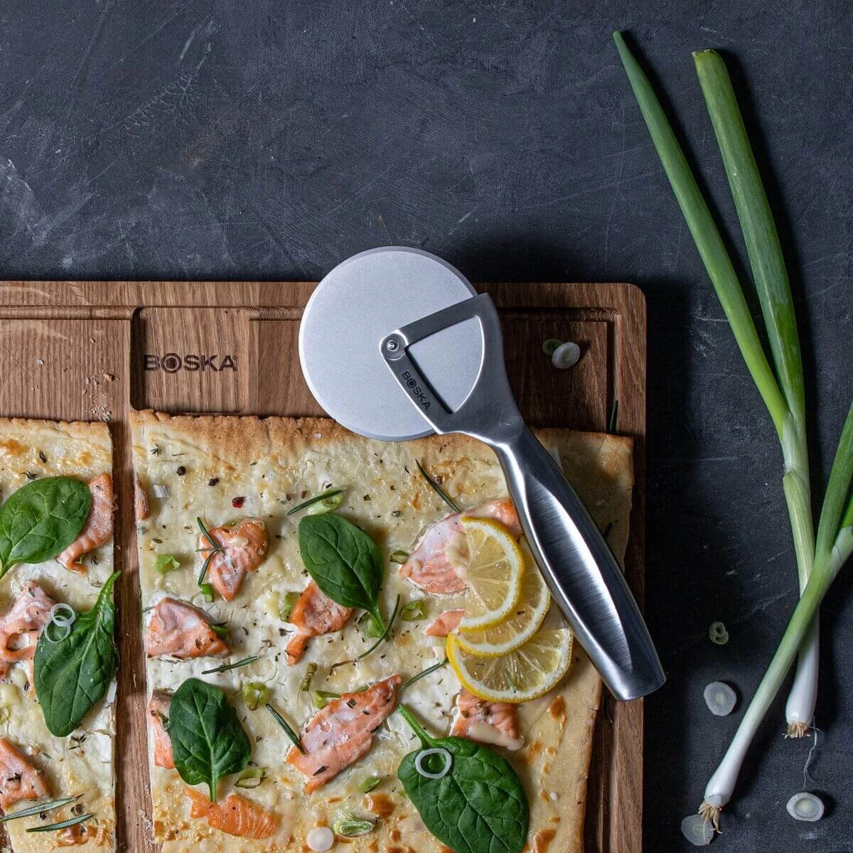 Boska Pizzasnijder Monaco+ - Pizzaroller - RVS - Ergonomische Pizzasnijder - Cadeauverpakking - Giftbox - Cadeautips Voor Mannen - Keukengerei - Keuken Accessoires - Levenslange Garantie 11 Boska Pizzasnijder Monaco+ - Pizzaroller - RVS - Ergonomische Pizzasnijder - Cadeauverpakking - Giftbox - Cadeautips Voor Mannen - Keukengerei - Keuken Accessoires - Levenslange Garantie - Afbeelding 9