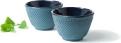Tealøv THEE SET 1,1 LITER GIETIJZER | COMPLETE SET IN GESCHENKDOOS | Gietijzeren Theepot Met Roestvrijstalen Zeef, Gietijzeren Theekopjes En Onderzetter | In Authentiek Japanse Stijl | Arare Blauw 13 Tealøv THEE SET 1,1 LITER GIETIJZER | COMPLETE SET IN GESCHENKDOOS | Gietijzeren Theepot Met Roestvrijstalen Zeef, Gietijzeren Theekopjes En Onderzetter | In Authentiek Japanse Stijl | Arare Blauw -Skimask 1200x431 2