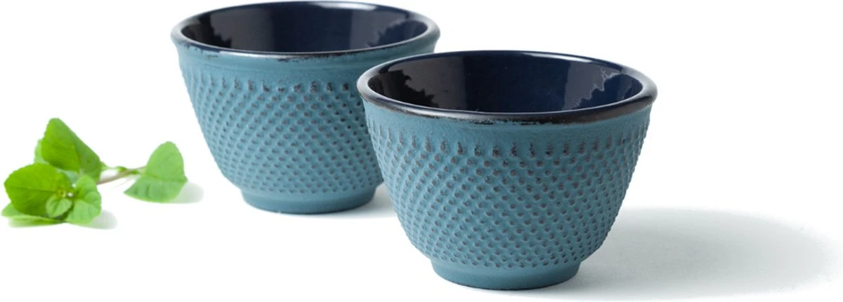 Tealøv THEE SET 1,1 LITER GIETIJZER | COMPLETE SET IN GESCHENKDOOS | Gietijzeren Theepot Met Roestvrijstalen Zeef, Gietijzeren Theekopjes En Onderzetter | In Authentiek Japanse Stijl | Arare Blauw 5 Tealøv THEE SET 1,1 LITER GIETIJZER | COMPLETE SET IN GESCHENKDOOS | Gietijzeren Theepot Met Roestvrijstalen Zeef, Gietijzeren Theekopjes En Onderzetter | In Authentiek Japanse Stijl | Arare Blauw - Afbeelding 3