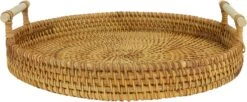 QUVIO Dienblad Met Handvaten - Schaal - Decoratieve Dienbladen - Presenteerblad - Sierschaal - Serveerschaal - Woonaccessoires - Rond - Diameter Van 28 Cm - Rotan - Lichtbruin -Skimask 1200x495 11