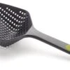 Joseph Joseph Scoop Plus Vergietlepel - Schuimspaan - Frituurschep 2 Joseph Joseph Scoop Plus Vergietlepel - Schuimspaan - Frituurschep -Skimask 1200x606 1