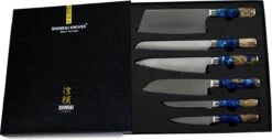 Shinrai Japan - Messenset - 6 Delig - Koksmes - Japanse Mes - Mes - Damast Epoxy Sapphire - Met Luxe Geschenkdoos 21 Shinrai Japan - Messenset - 6 Delig - Koksmes - Japanse Mes - Mes - Damast Epoxy Sapphire - Met Luxe Geschenkdoos -Skimask 1200x618 1