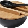 Ernesto Ramen Set Met Bamboe Deksel - Set: 5 Delig - Materiaal: Bamboe | Aardewerk - Kleur: Zwart - Voor Het Stijlvolle Ramen Genot - Aardewerk Lepel – In Traditionele Vorm - Met Bamboe Deksel Voor Het Warm Houden - Japanse Noodle Bowl Noodles -Skimask 1200x643 3
