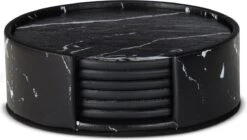 Castagnola Lederen Onderzetters Met Houder – Onderzetters Voor Glazen – Onderzetters Design – Onderzettersset – Drink Onderzetters – Leder – Leren Onderzetters – Set Van 6 – Zwart/Wit 15 Castagnola Lederen Onderzetters Met Houder – Onderzetters Voor Glazen – Onderzetters Design – Onderzettersset – Drink Onderzetters – Leder – Leren Onderzetters – Set Van 6 – Zwart/Wit -Skimask 1200x678 7