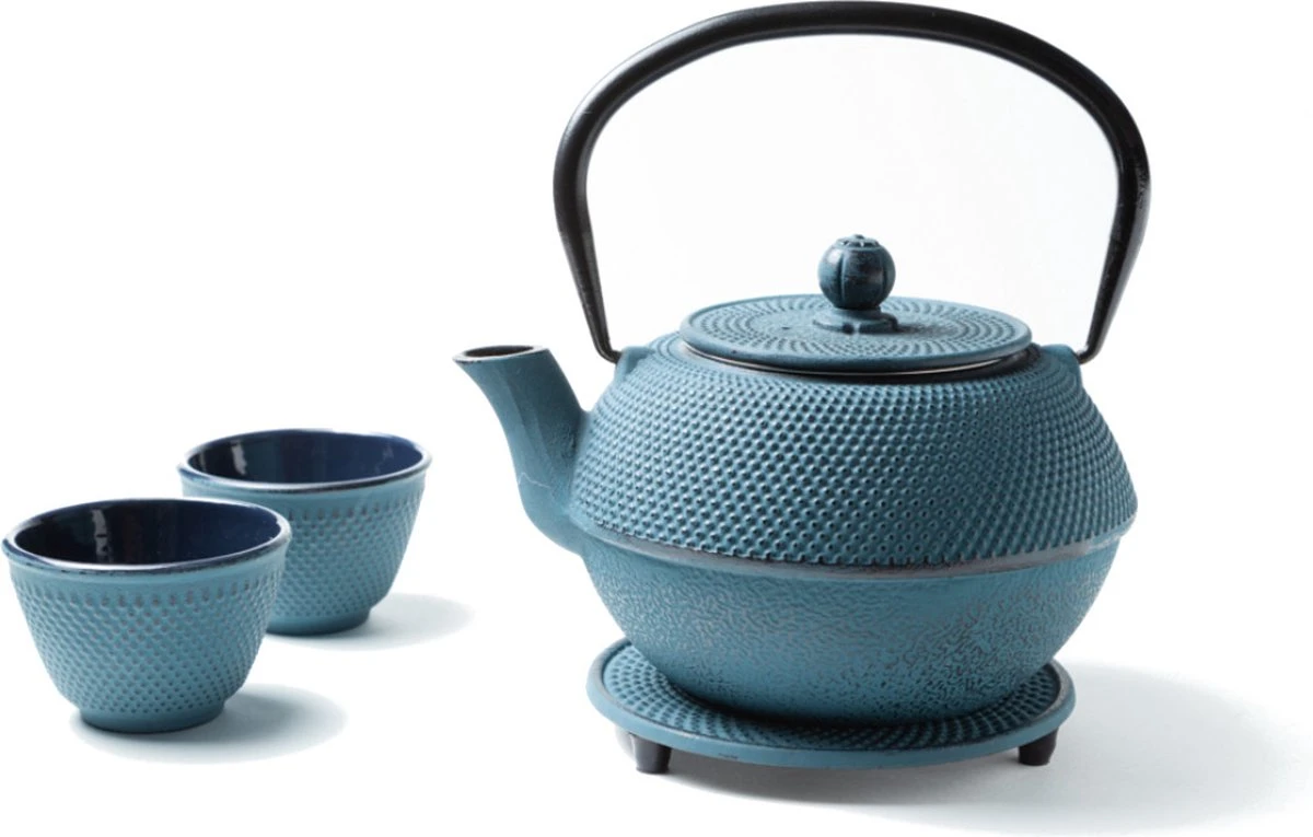 Tealøv THEE SET 1,1 LITER GIETIJZER | COMPLETE SET IN GESCHENKDOOS | Gietijzeren Theepot Met Roestvrijstalen Zeef, Gietijzeren Theekopjes En Onderzetter | In Authentiek Japanse Stijl | Arare Blauw 9 Tealøv THEE SET 1,1 LITER GIETIJZER | COMPLETE SET IN GESCHENKDOOS | Gietijzeren Theepot Met Roestvrijstalen Zeef, Gietijzeren Theekopjes En Onderzetter | In Authentiek Japanse Stijl | Arare Blauw - Afbeelding 7
