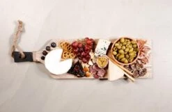 SENZA Borrelplank Met Handvat - Tapasplank - Paulownia Hout - Zwart Hout - 58 X 17 CM -Skimask 1200x782 9