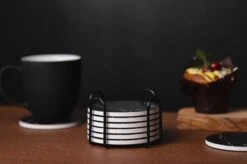 Sincer Keramische Onderzetters Voor Glazen Met Houder – Set Van 6 Zwarte Keramische/Marmeren Onderleggers –Luxe/Modern Design - Premium Kwaliteit – Kurken Antislip Onderkant – Hittebestendig – Zeer Absorberend – Rond – Duurzaam/Milieuvriendelijk -Skimask 1200x798 33