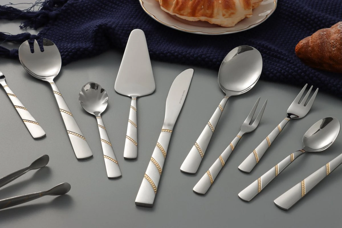 Swiss Pro+ Bestekset In Koffer-72 Delig-12 Persoons-Zwitsers Kwaliteit-Complete Set-100% Roestvrijstaal-Modern Gold 11 Swiss Pro+ Bestekset In Koffer-72 Delig-12 Persoons-Zwitsers Kwaliteit-Complete Set-100% Roestvrijstaal-Modern Gold - Afbeelding 9