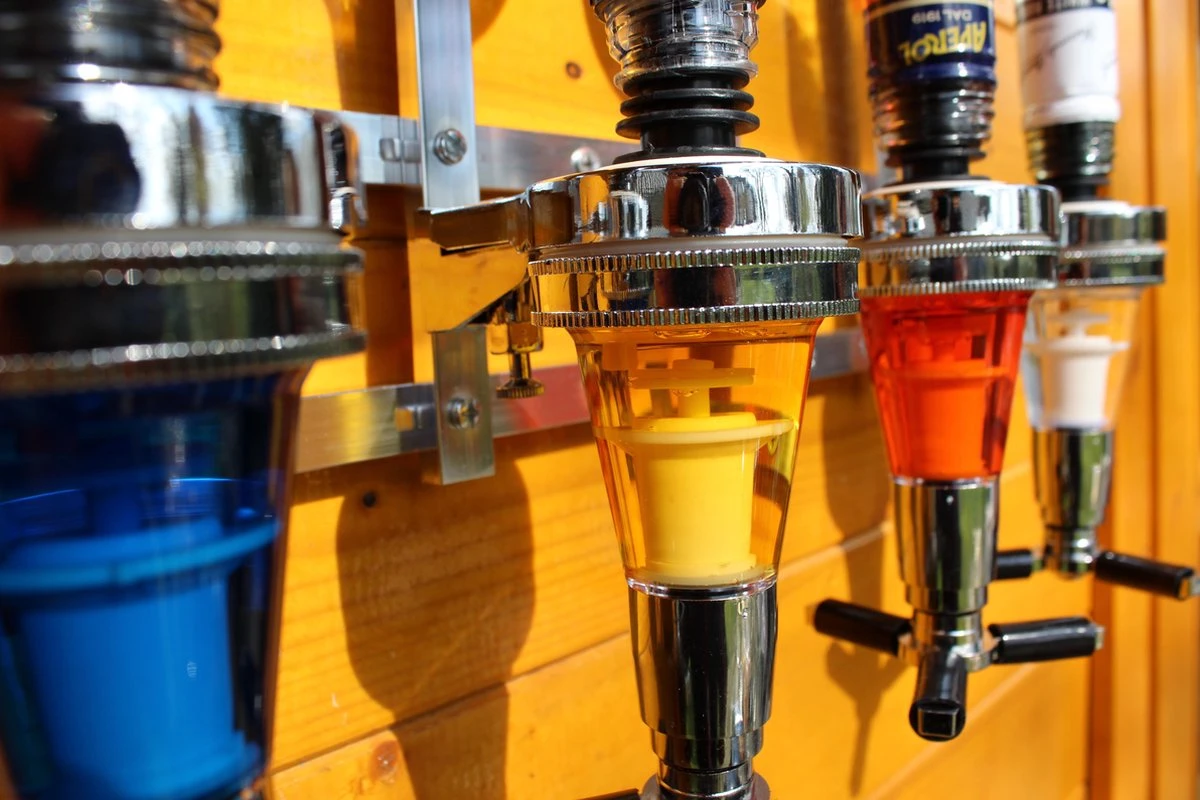 United Entertainment - Bar Butler Flessenhouder Wandmontage Voor 6 Flessen, Cocktail Drankdispenser Voor Man Cave Thuisbar Keuken, 53x11x36 Cm 12 United Entertainment - Bar Butler Flessenhouder Wandmontage Voor 6 Flessen, Cocktail Drankdispenser Voor Man Cave Thuisbar Keuken, 53x11x36 Cm - Afbeelding 10