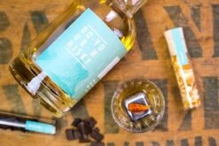 Merkloos Do Your Whiskey - Whiskey Zelf Maken Cadeauset - Hoogwaardige In Mooie Kruidenflessen -6 Roestvrij Stalen Whiskeystenen - Maakt To 6 Liter Whiskey -Skimask 1200x800 187