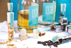 Merkloos Do Your Whiskey - Whiskey Zelf Maken Cadeauset - Hoogwaardige In Mooie Kruidenflessen -6 Roestvrij Stalen Whiskeystenen - Maakt To 6 Liter Whiskey -Skimask 1200x800 188