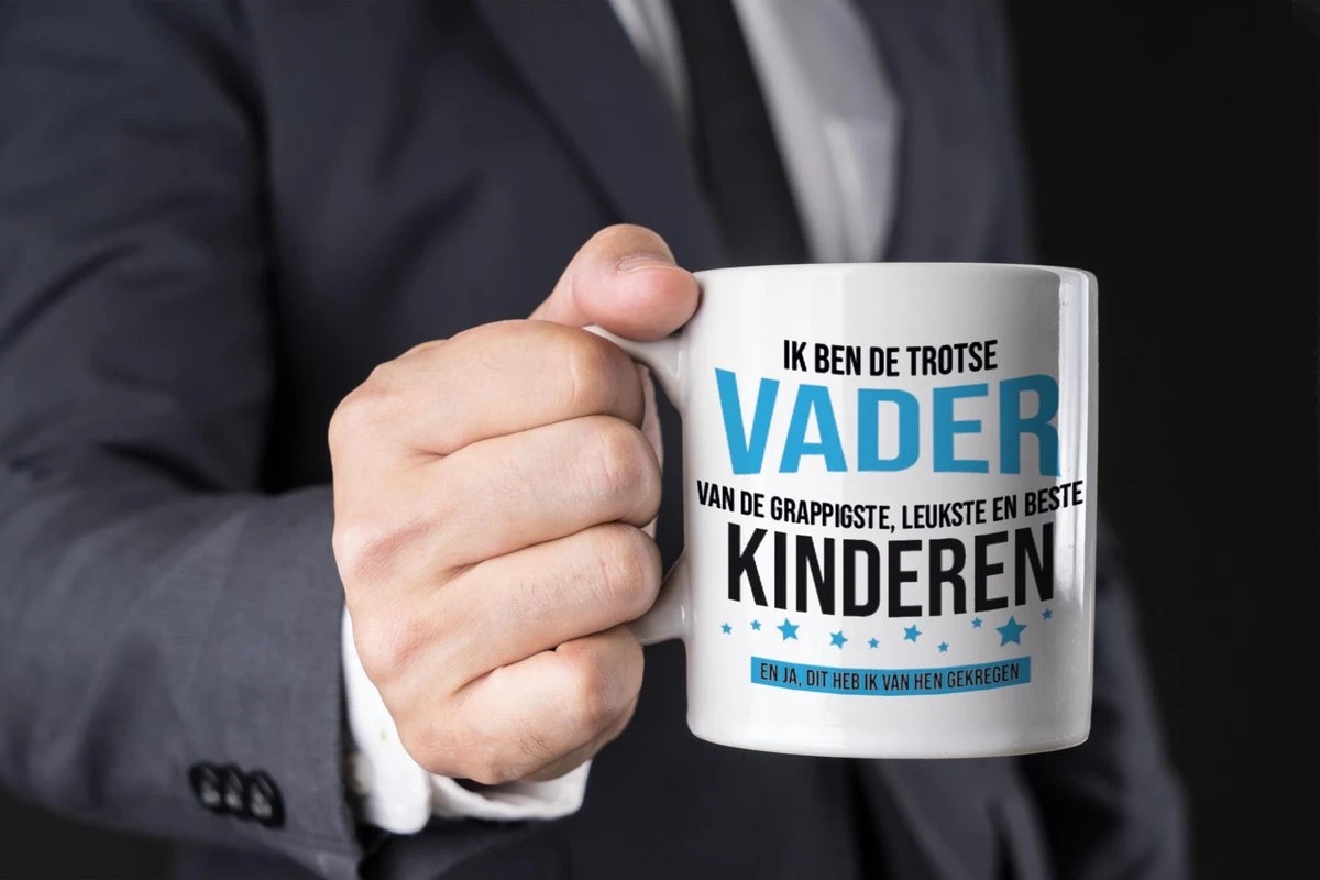 Ik Ben De Trotse Vader Van De Grappigste, Leukste En Beste Kinderen Koffiemok / Theebeker - Wit - 300 Ml - Blauwe En Zwarte Letters - Verjaardag / Vaderdag - Cadeau / Bedankje Voor Papa 4 Ik Ben De Trotse Vader Van De Grappigste, Leukste En Beste Kinderen Koffiemok / Theebeker - Wit - 300 Ml - Blauwe En Zwarte Letters - Verjaardag / Vaderdag - Cadeau / Bedankje Voor Papa - Afbeelding 2