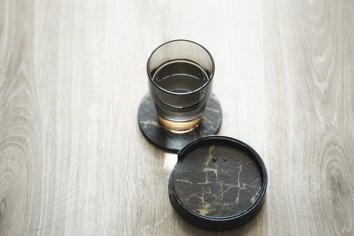 Onderzetters Voor Glazen - Leren Onderzetters - Onderzetters - Zwart / Goud - Marmer Look - 6 Stuks - Inclusief Luxe Houder 5 Onderzetters Voor Glazen - Leren Onderzetters - Onderzetters - Zwart / Goud - Marmer Look - 6 Stuks - Inclusief Luxe Houder - Afbeelding 3