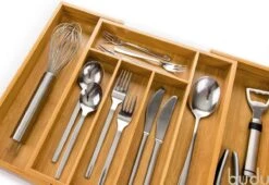 Budu Uitschuifbare Bamboe Bestekbak #33,5 (33,5 Cm Diep) - Bestekcassette Hout - Besteklade - 33,5 X 28 - 45 Cm - 5/7 Vakken 13 Budu Uitschuifbare Bamboe Bestekbak #33,5 (33,5 Cm Diep) - Bestekcassette Hout - Besteklade - 33,5 X 28 - 45 Cm - 5/7 Vakken -Skimask 1200x828